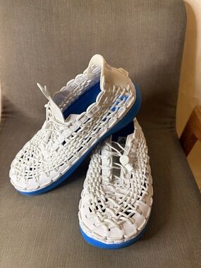 Nike ACG White Woven Sandals with Blue Sole
